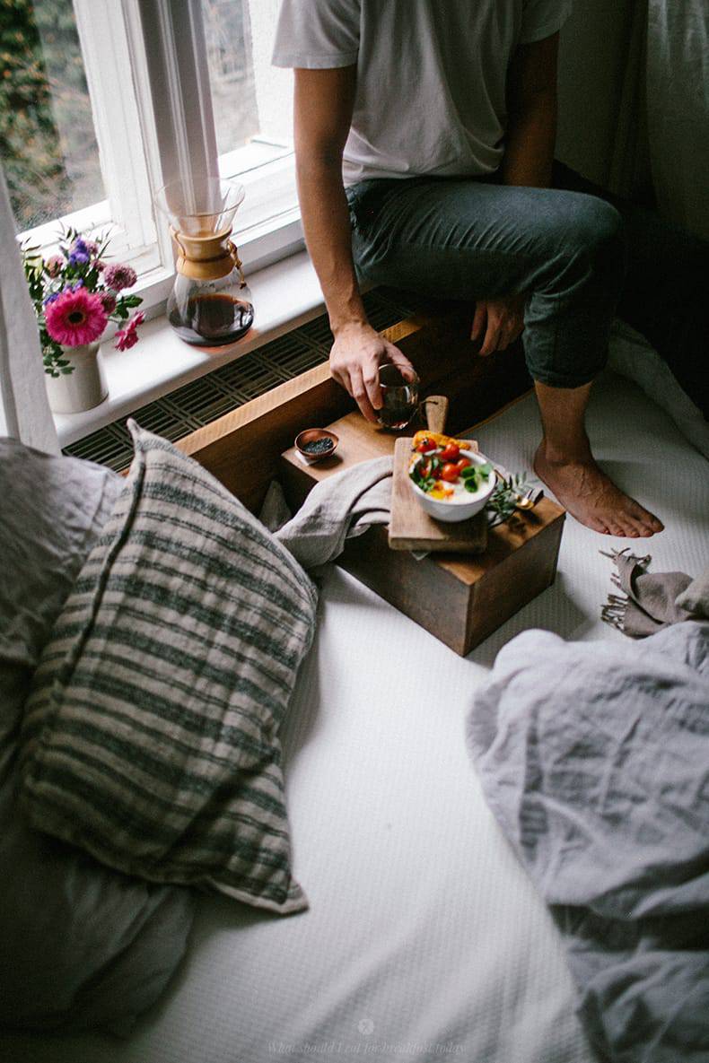 Breakfast in a comfy bed with baked eggs / Marta Greber